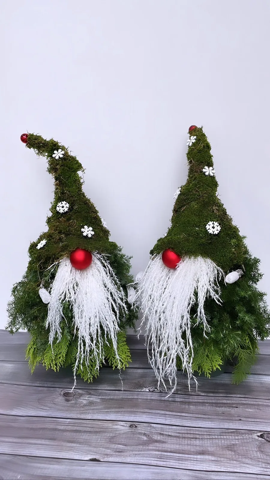 兩隻以雪松與苔蘚做成的北歐聖誕精靈,紅鼻頭、白長鬍鬚