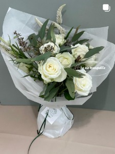 白玫瑰與尤加利葉的包裝花束